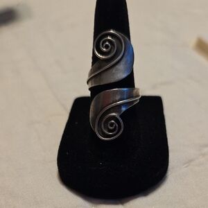 Elegant Silver Swirl Ring
